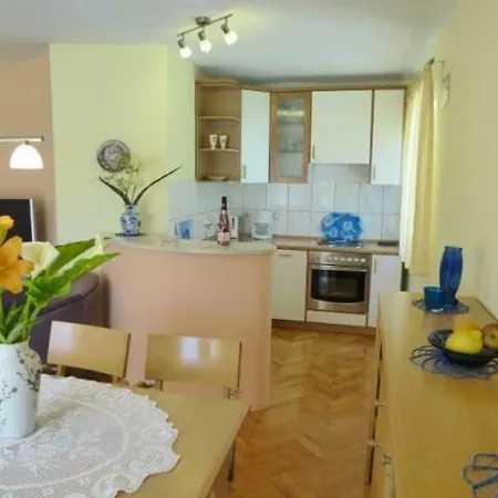 Villa Adriana Luxury Seashore Apartments * 트로기르